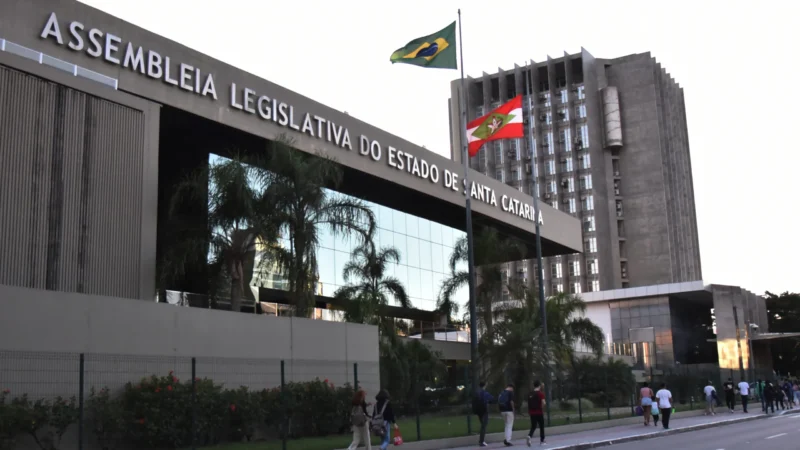 Alesc homenageia 41 personalidades e entidades com a Comenda do Legislativo Catarinense