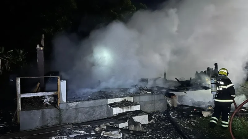 Incêndio destrói residência de madeira em área rural de Criciúma