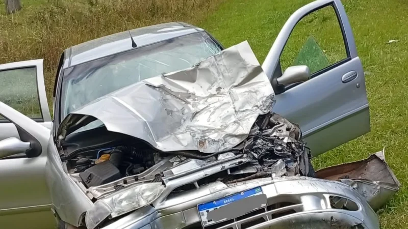 São João do Sul: colisão entre carro e caminhão deixa mulher ferida na SC-290