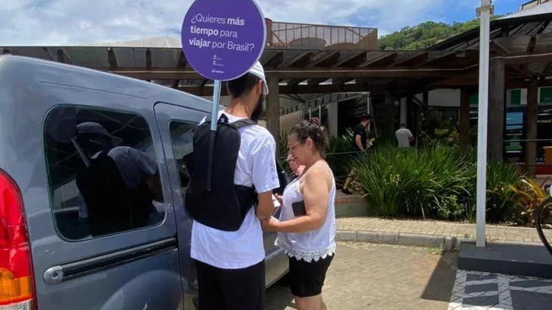 Orientação a turistas na BR-101 Sul durante o movimento de fim de ano