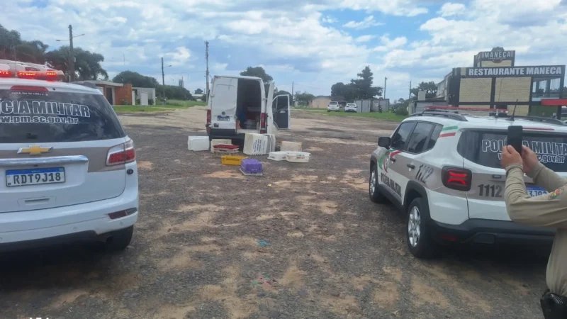 Quase uma tonelada de peixe impróprio é apreendida em veículo abandonado na BR-101, em Araranguá