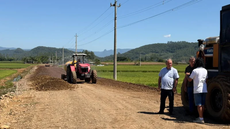 Turvo avança na reestruturação da estrada da Costa do Rio Pinheirinho, que receberá asfalto