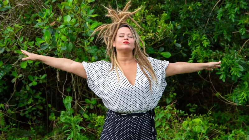 Balneário Arroio do Silva recebe show nacional com Tati Portella neste sábado