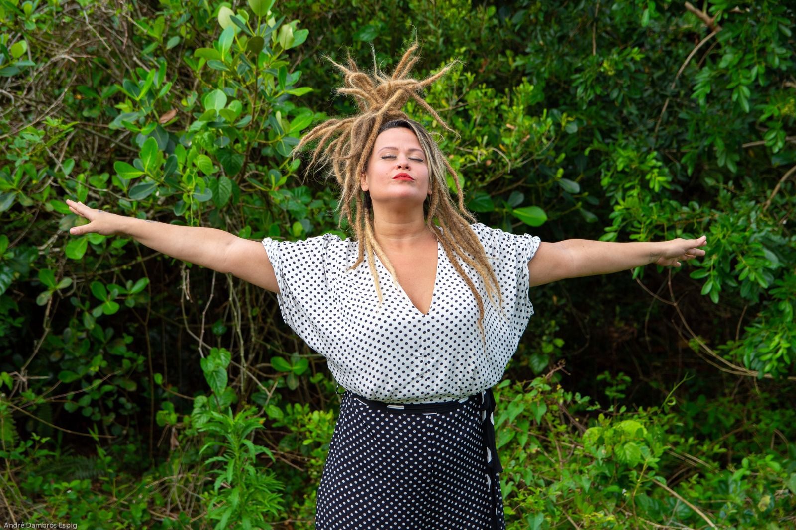 Balneário Arroio do Silva recebe show nacional com Tati Portella neste sábado