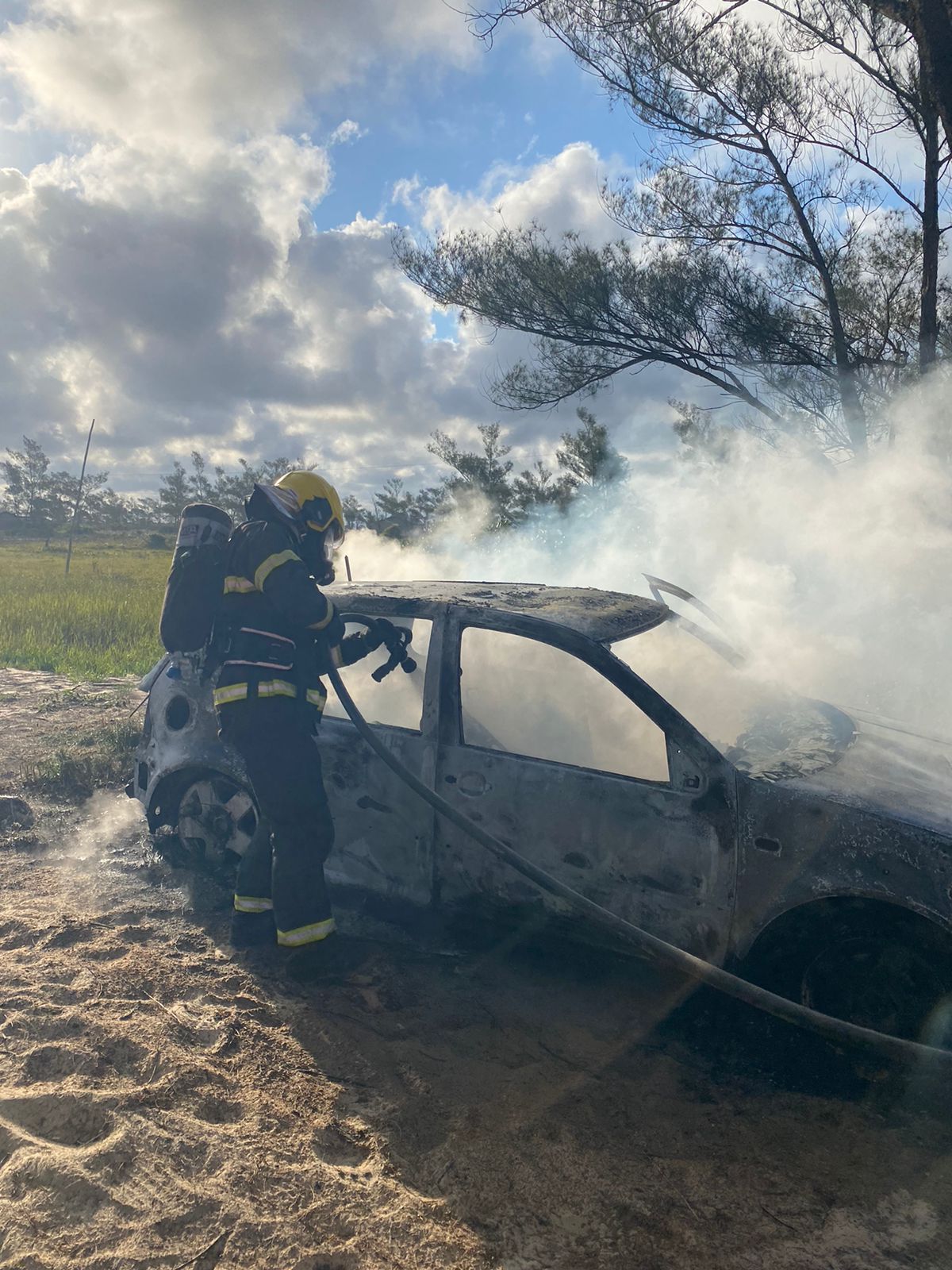 Incêndio atinge veículo na Praia do Arpoador e mobiliza Corpo de Bombeiros