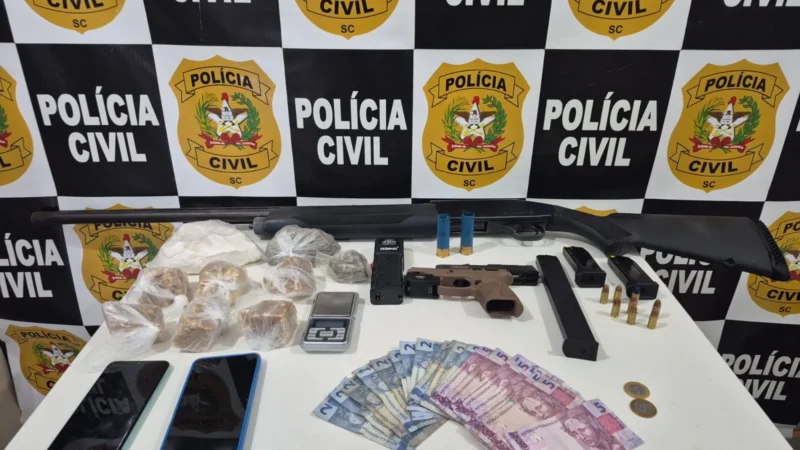 Polícia Civil apreende drogas e arsenal em operação no Balneário Arroio do Silva; suspeito foge pela mata