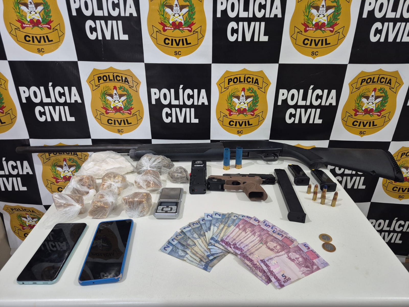 Polícia Civil apreende drogas e arsenal em operação no Balneário Arroio do Silva; suspeito foge pela mata