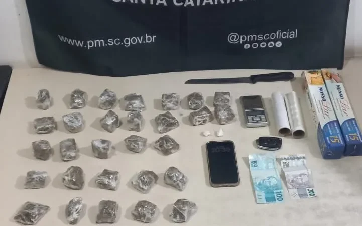 Ação do Tático com apoio da ROCAM e do K-9 apreendeu cocaína, mais de 750 gramas de maconha, balança de precisão e celular com pedidos de entrega