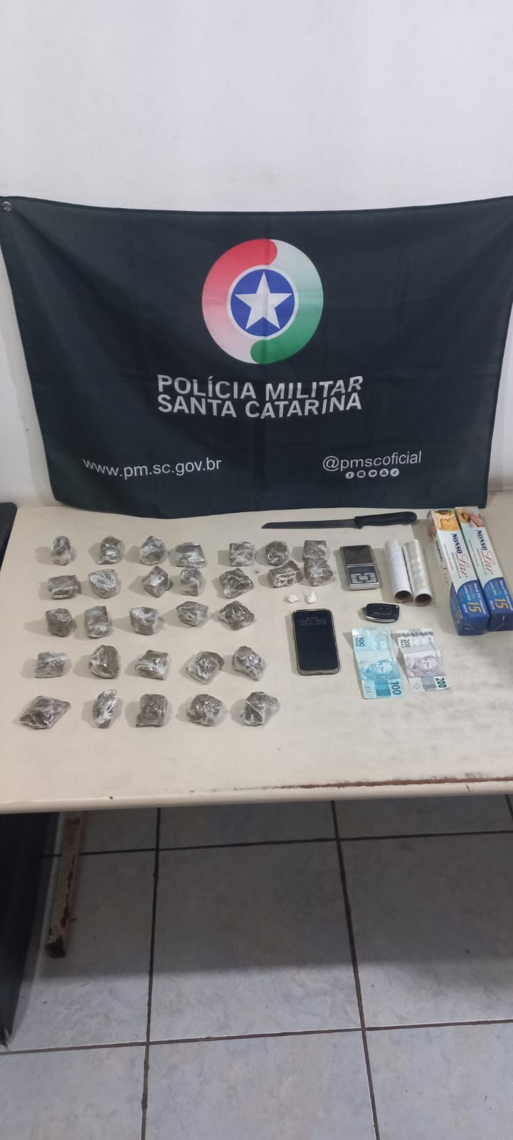 Ação do Tático com apoio da ROCAM e do K-9 apreendeu cocaína, mais de 750 gramas de maconha, balança de precisão e celular com pedidos de entrega