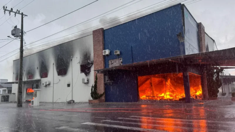 Em nota, empresa têxtil tomada por incêndio informa “perda total da estrutura”