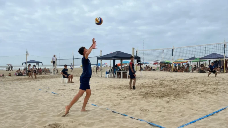 Domingo tem Open de Vôlei de Praia masculino e feminino em Balneário Arroio do Silva