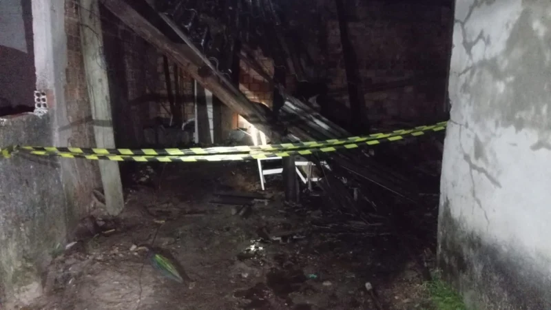 Incêndio destrói residência durante a madrugada em Sombrio