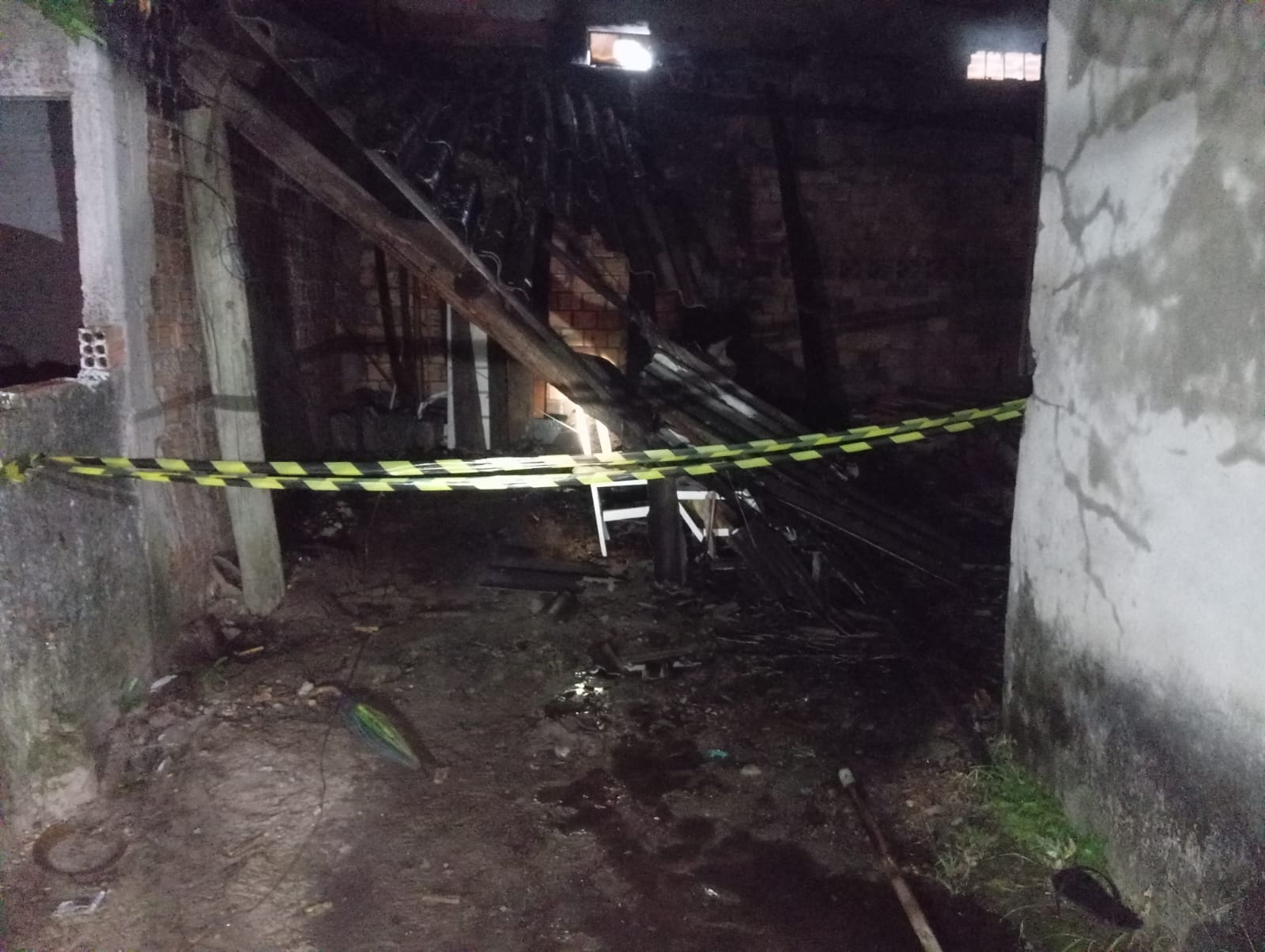 Incêndio destrói residência durante a madrugada em Sombrio