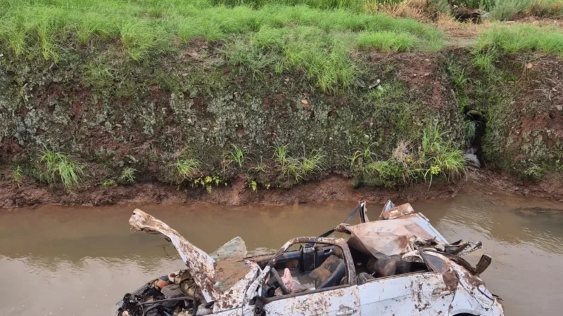 Capotamento em vala com água deixa duas mulheres feridas na SC-108, em Jacinto Machado