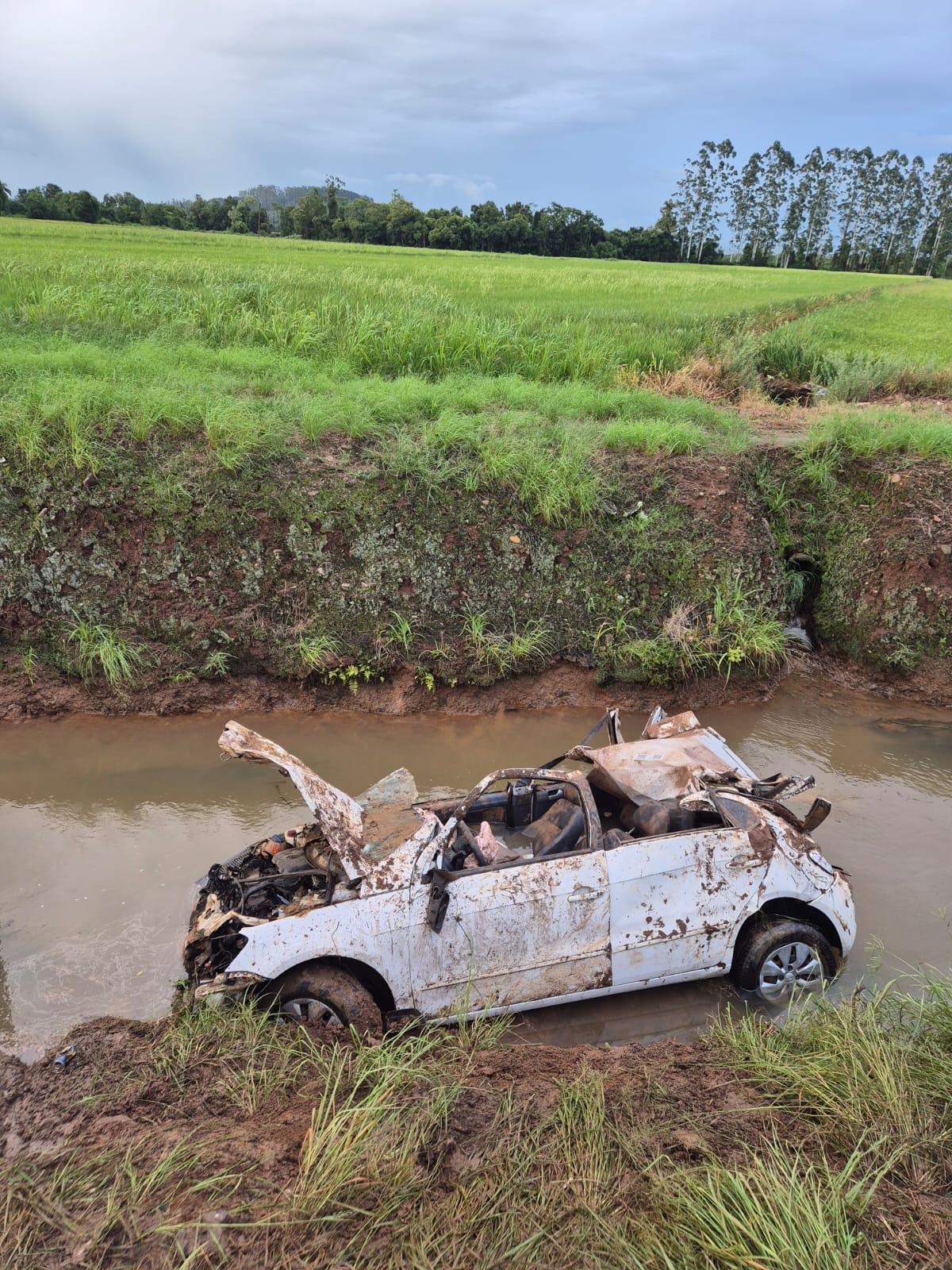 Capotamento em vala com água deixa duas mulheres feridas na SC-108, em Jacinto Machado