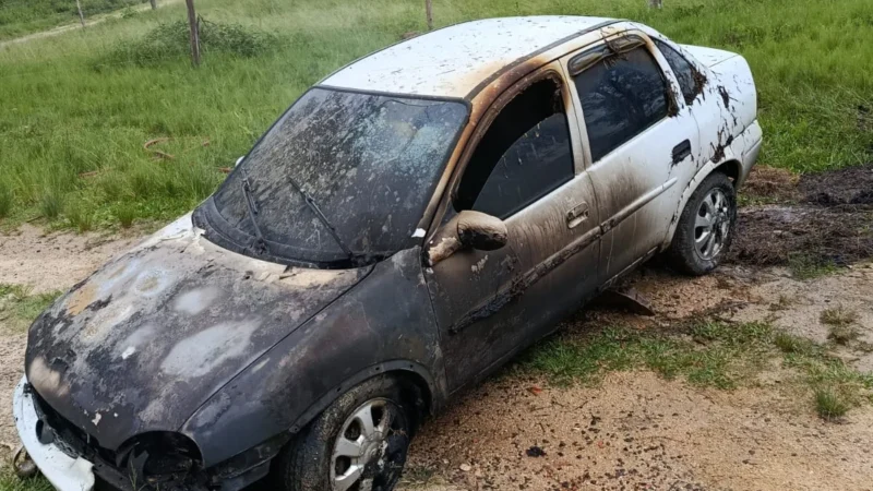 Carro é destruído por incêndio em estrada do interior de Morro da Fumaça