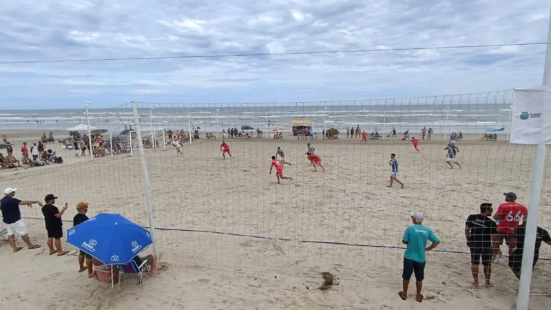 Praiano DUNET de Futebol de Areia começa com jogos disputados e arena reconstruída em Balneário Gaivota