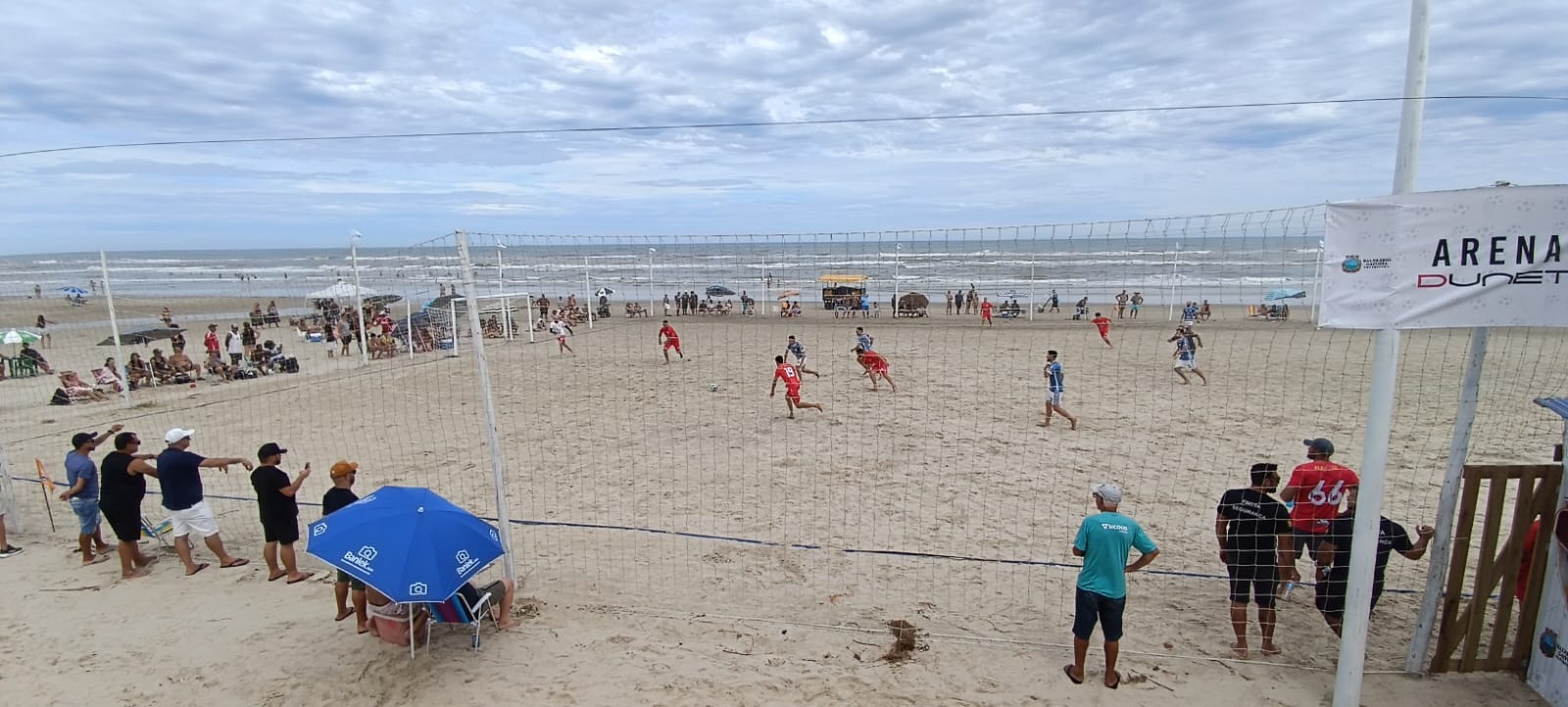 Praiano DUNET de Futebol de Areia começa com jogos disputados e arena reconstruída em Balneário Gaivota