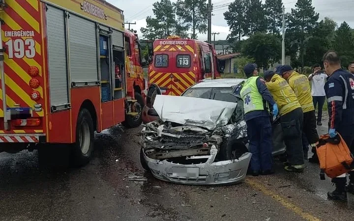 Jovem fica preso às ferragens após colisão entre carro e ônibus em Criciúma