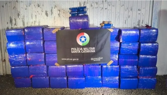 Polícia Militar apreende quase uma tonelada de maconha e prende suspeito por tráfico em Araranguá