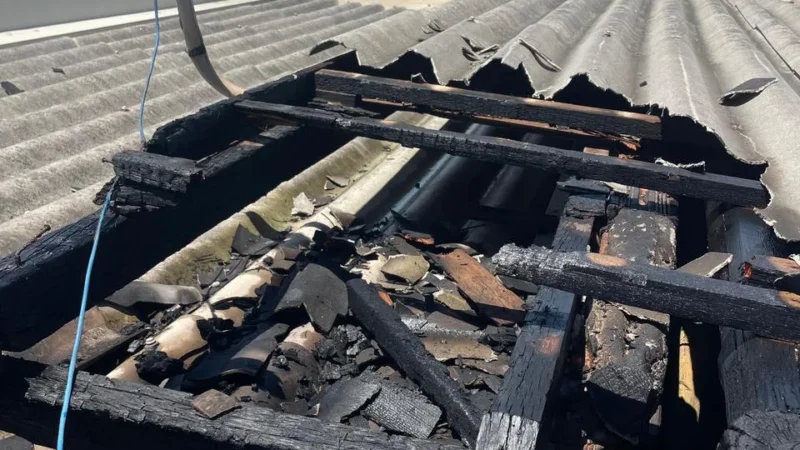 Incêndio atinge residência no Balneário Arroio do Silva e mobiliza equipes do Corpo de Bombeiros