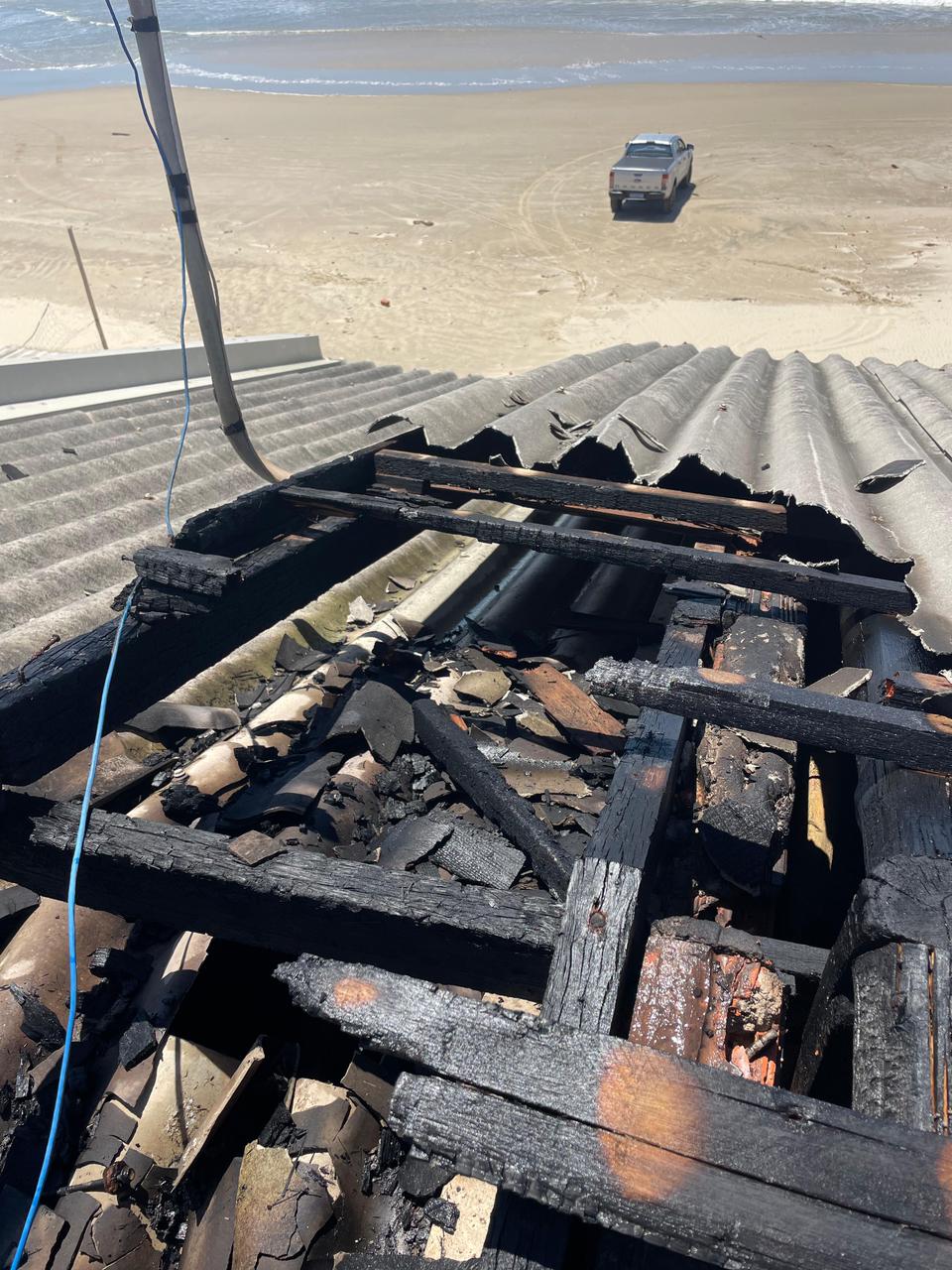 Incêndio atinge residência no Balneário Arroio do Silva e mobiliza equipes do Corpo de Bombeiros