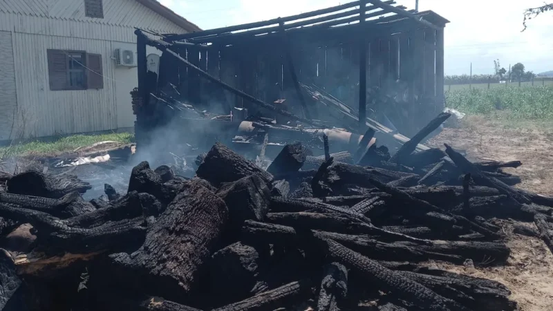 Incêndio atinge galpão às margens da BR-101 em Sombrio