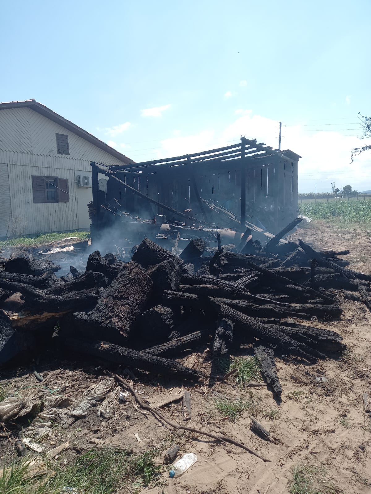 Incêndio atinge galpão às margens da BR-101 em Sombrio