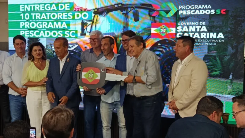 Araranguá é contemplada com trator do Programa Pescados SC em entrega simbólica do Governo do Estado