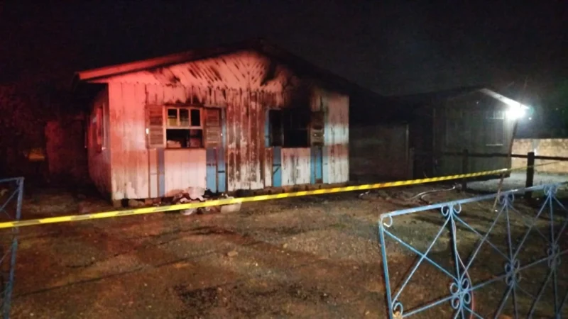 Incêndio destrói residência no bairro São Luís, em Turvo