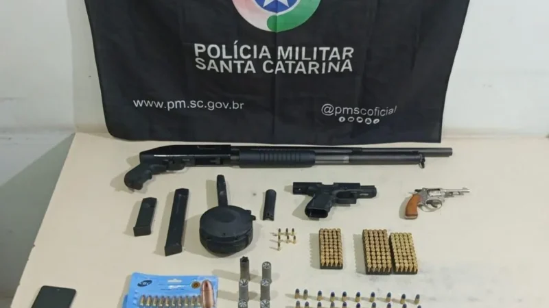 PM apreende espingarda, pistola com numeração suprimida e munições em Araranguá