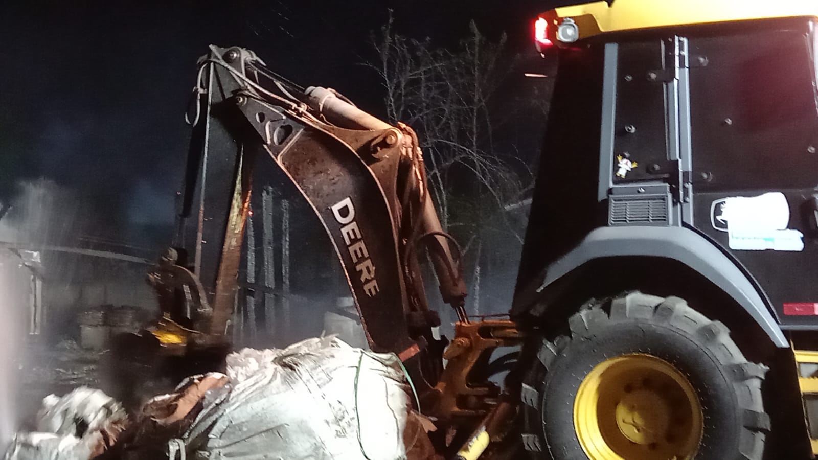 Incêndio de grandes proporções destrói galpão comercial e mobiliza bombeiros no Arroio do Silva