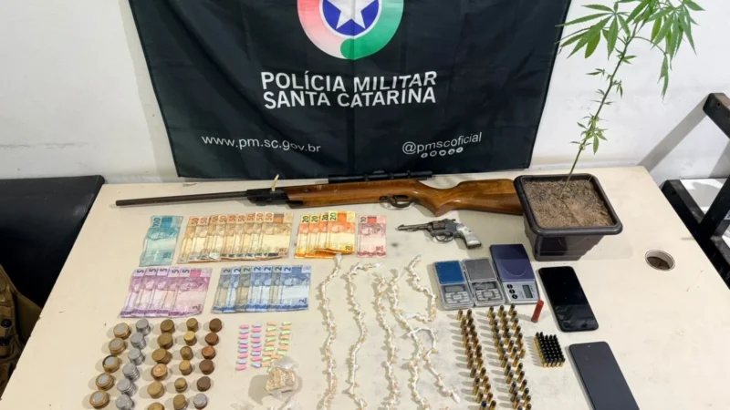 Operação da Polícia Militar desarticula ponto de tráfico e apreende drogas, armas e munições em Balneário Arroio do Silva