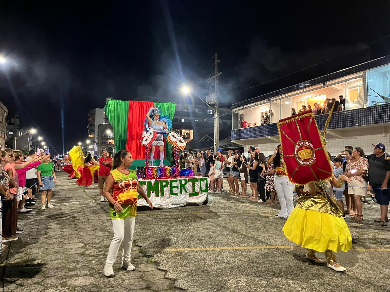 CARNARROIO 2026 REÚNE MULTIDÃO E TRANSFORMA AVENIDA EM GRANDE ESPETÁCULO DE SAMBA E ALEGRIA