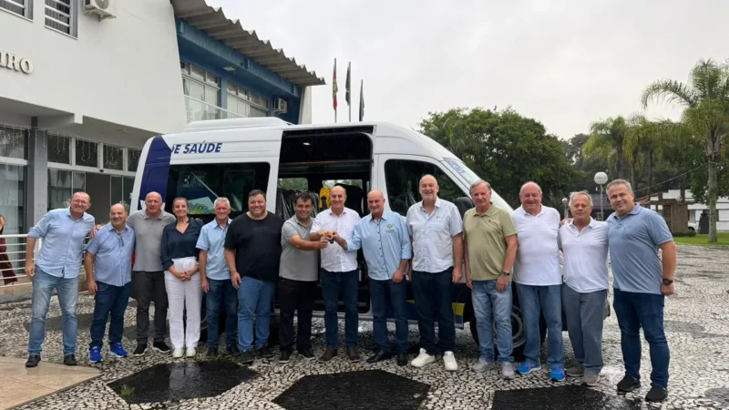 Meleiro recebe nova van para transporte de pacientes e reforça atendimento na saúde