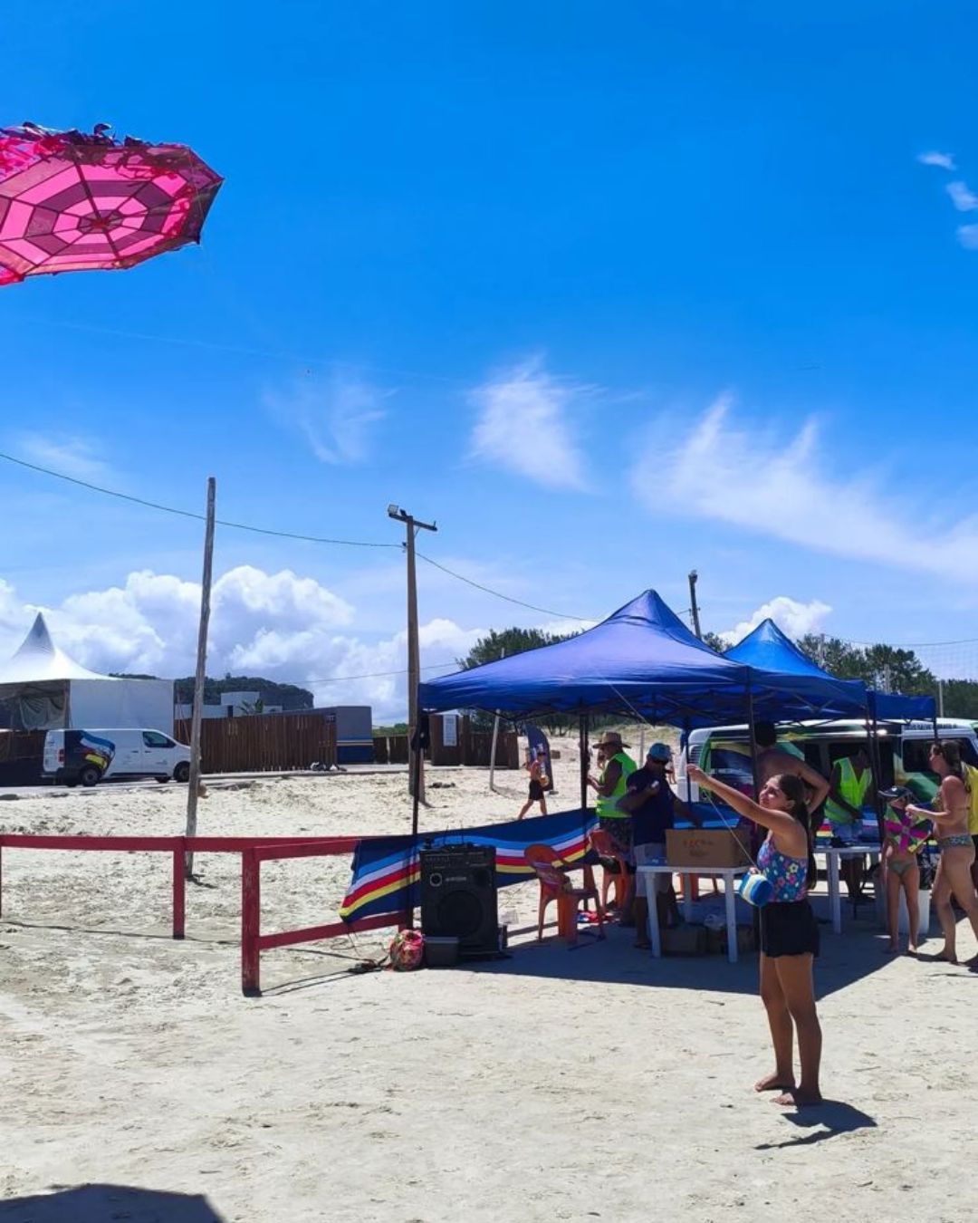 CÉU COLORIDO ENCANTA PÚBLICO NO FESTIVAL DE PIPAS NO Morro dos Conventos