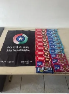 Homem é detido após furtar 20 barras de chocolate em supermercado de Sombrio