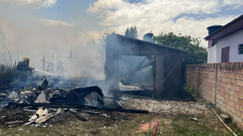 Incêndio em residência mobiliza equipes e consome 5 mil litros de água em Araranguá