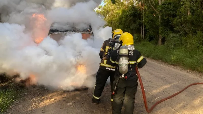 Veículo é destruído por incêndio em Passo de Torres e mobiliza bombeiros