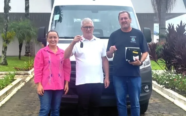 Educação de Timbé do Sul recebe duas vans 0 km para transporte de universitários