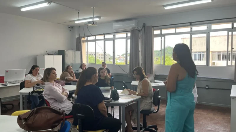 Educação de Araranguá apresenta novo material didático e reforça ensino alinhado à BNCC