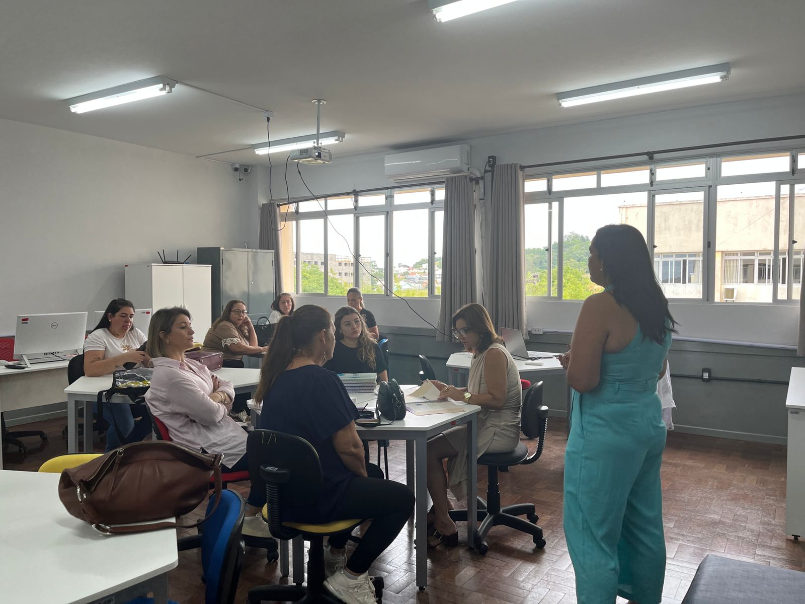 Educação de Araranguá apresenta novo material didático e reforça ensino alinhado à BNCC