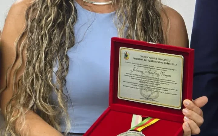 Professora salva aluno e se torna a primeira a receber a Medalha Padre João Reitz em Sombrio