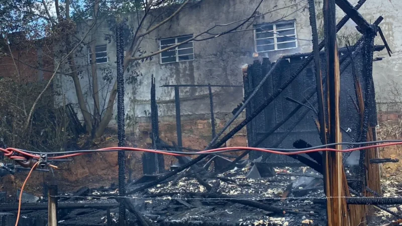 CASA É DESTRUÍDA POR INCÊNDIO NO BAIRRO OPERÁRIA EM ARARANGUÁ