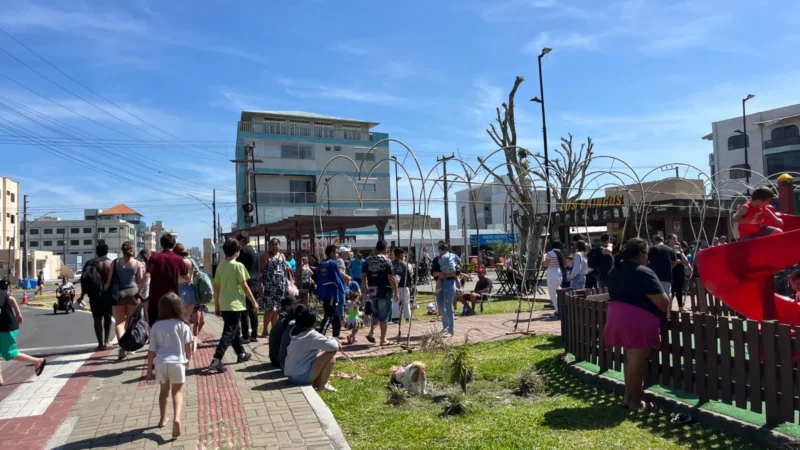 SÁBADO CULTURAL LEVA FEIRA, MÚSICA E ATRAÇÕES PARA A PRAÇA CENTRAL DE BALNEÁRIO ARROIO DO SILVA