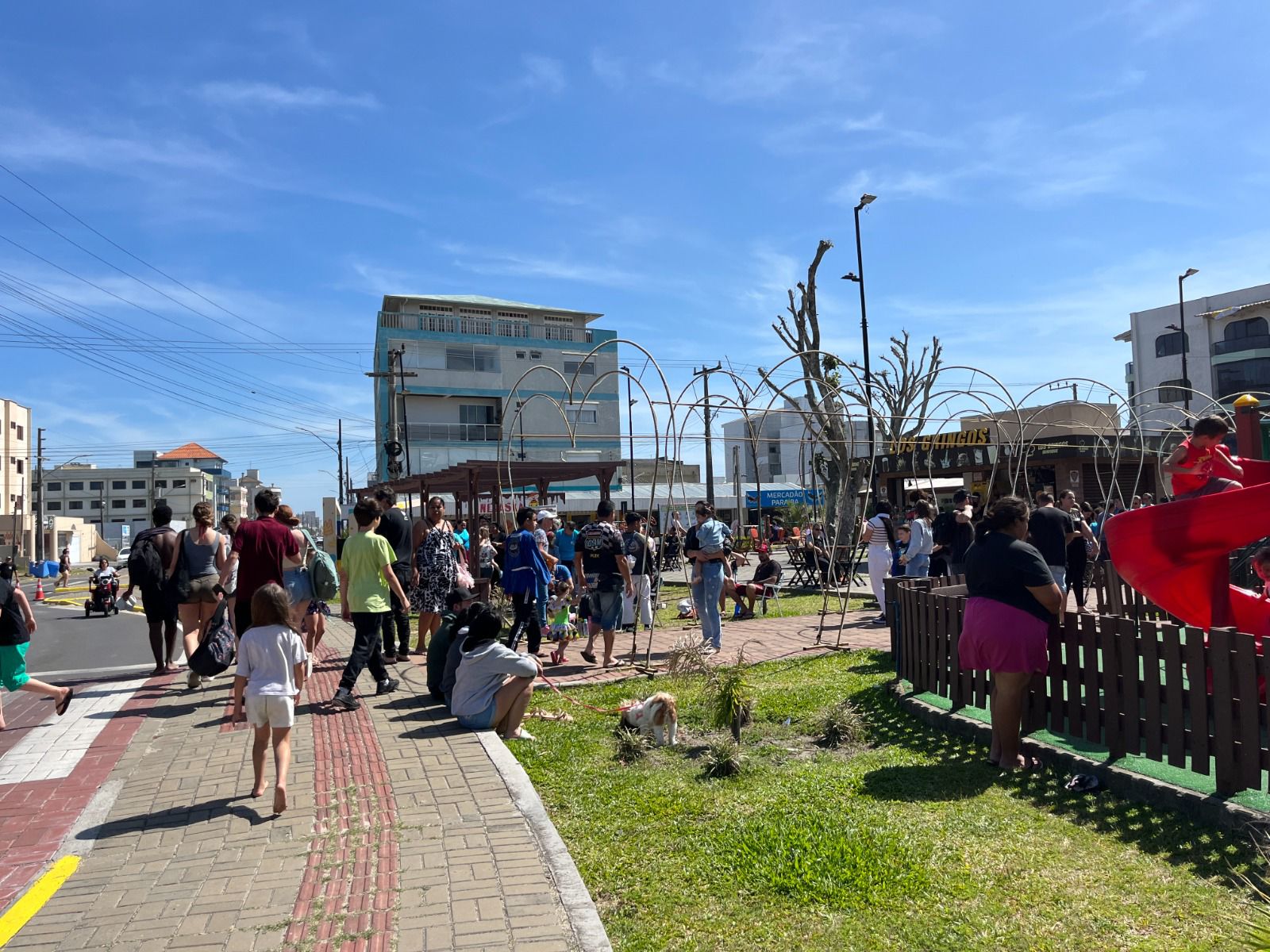 SÁBADO CULTURAL LEVA FEIRA, MÚSICA E ATRAÇÕES PARA A PRAÇA CENTRAL DE BALNEÁRIO ARROIO DO SILVA