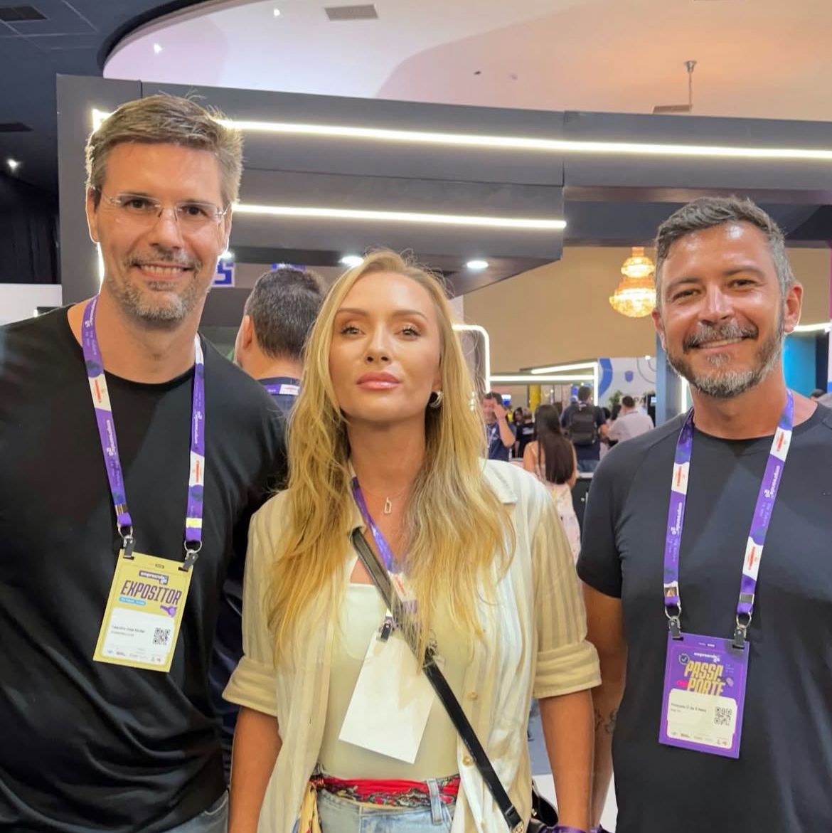 Entre o robô e o aperto de mão, o Empreende SC abre em Criciúma lembrando que o futuro ainda depende de gente