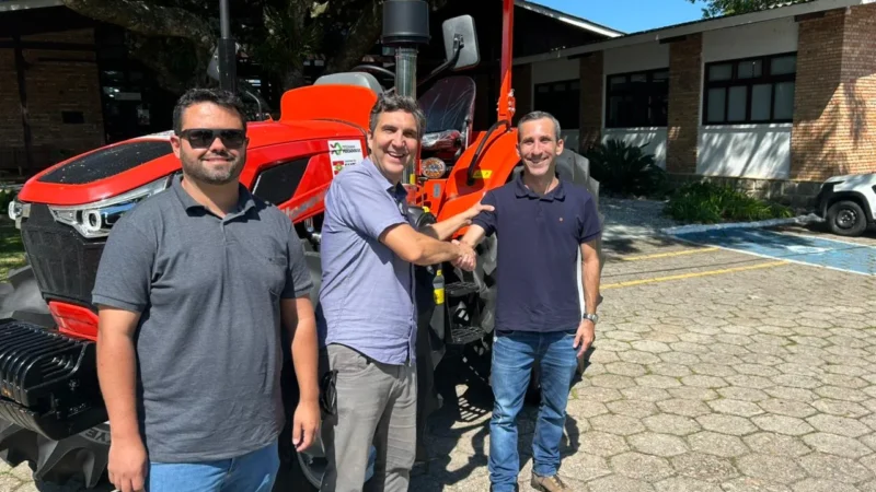 Reforço no campo e na pesca: Araranguá recebe trator para impulsionar setor pesqueiro