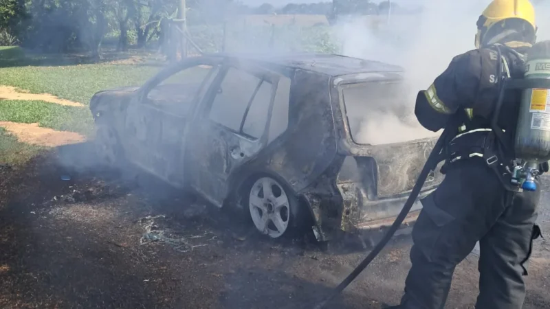 Carro é destruído por incêndio em Araranguá e mobiliza Corpo de Bombeiros