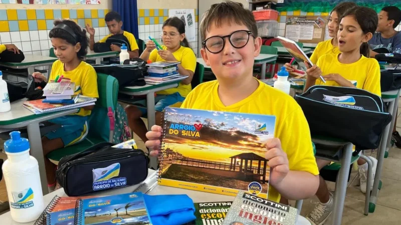 INVESTIMENTO NA EDUCAÇÃO: MAIS DE 2,4 MIL ALUNOS RECEBEM KITS ESCOLARES PERSONALIZADOS EM ARROIO DO SILVA